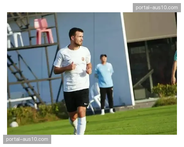 瓦吉奇鲁莽放铲染红离场 辽宁铁人后卫成防线隐患 瓦吉奇鲁莽放铲染红离场 辽宁铁人后卫成防线隐患